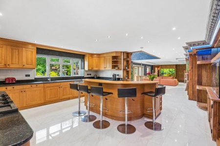 5 bedroom detached house to rent - Photo 2