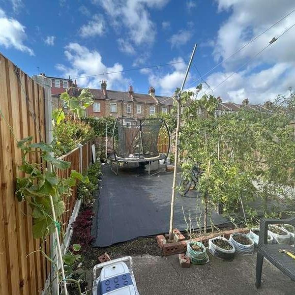 Landseer Avenue, Manor Park, London, E12 - Photo 1