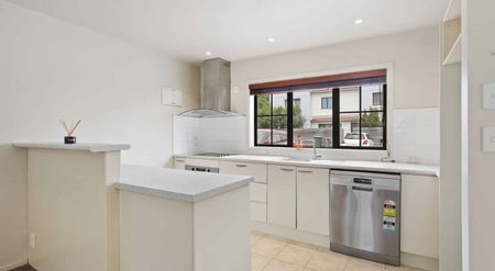 Prime Location & Low Maintenance Townhouse! - Photo 4