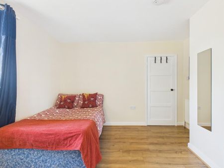 5 bedroom detached house to rent - Photo 2