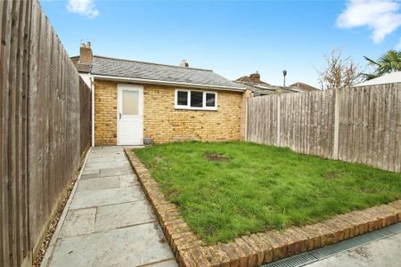 4 bedroom semi-detached house to rent - Photo 3