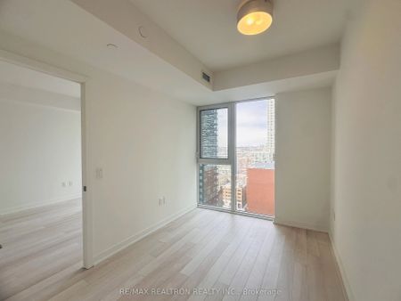 357 King Street W #1802 - Photo 4