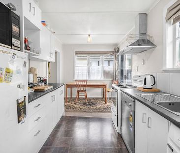 Charming 2 - Bedroom with Home Office - Photo 2