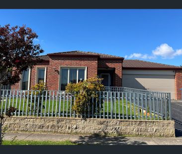 8 Lancashire Drive, Cranbourne North, Vic 3977 - Photo 2