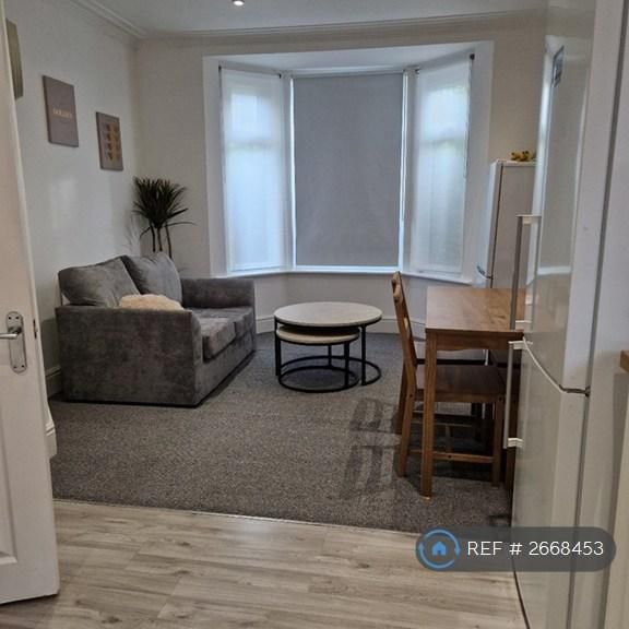 1 bedroom in a house share to rent - Photo 1