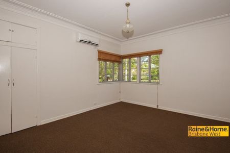 SPACIOUS 3 BEDROOM HOUSE + FUNCTIONAL RUMPUS/ SHED - Photo 4