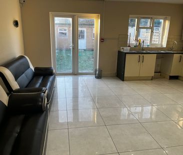 Room in a Shared House, Lansdowne Road, IG3 - Photo 1