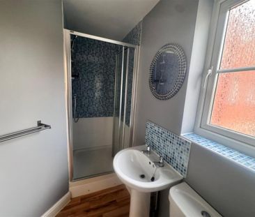 2 bed Flat To Let - Photo 4