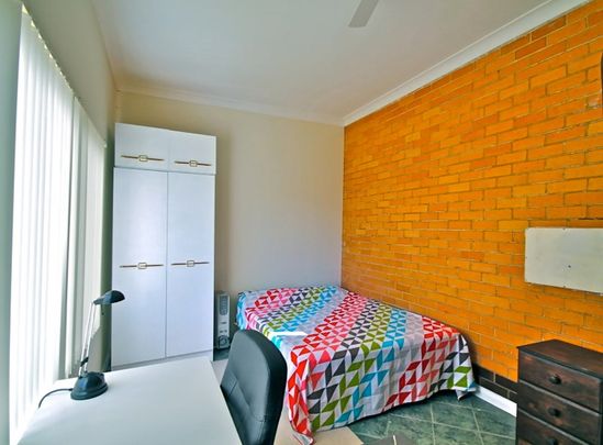 7-bedroom shared house / townhouse, Holbrooks Road - Photo 1