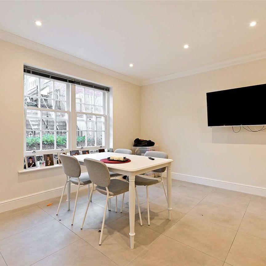 Well presented two bedroom apartment, in state of the art development, set in the vibrant village of Wargrave. - Photo 1