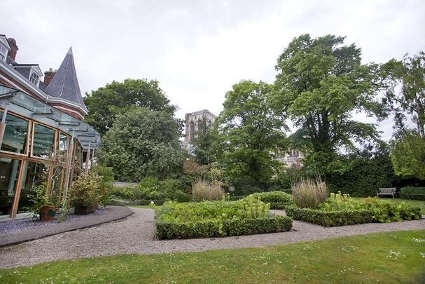 Luxurious and spacious 1 bedroom furnished apartment in the heart of York City Centre with stunning views of York Minster - Photo 1