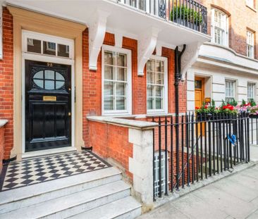 A substantial three bedroom apartment on a sought after street in the heart of Mayfair. - Photo 1