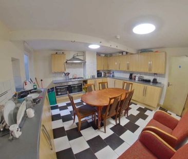 8 Bedroom Mid Terraced House for rent in Brudenell Road - Photo 3