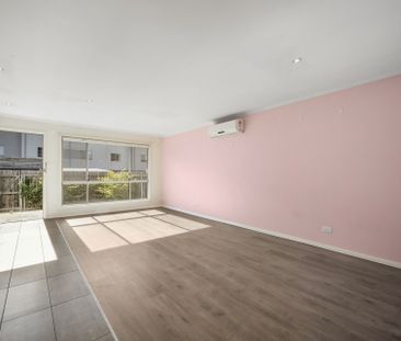 Sunny 1 Bedroom Townhouse with Courtyard - Photo 2