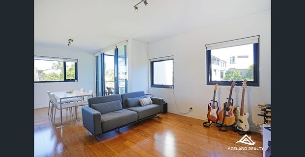 Modern Two-Bedroom Apartment in the Heart of Crows Nest - Photo 1