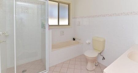 Neat and tidy three bedroom villa in a great location. - Photo 4