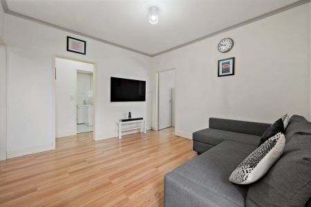 Spacious Three Bedroom Between the City and Sea - Photo 3
