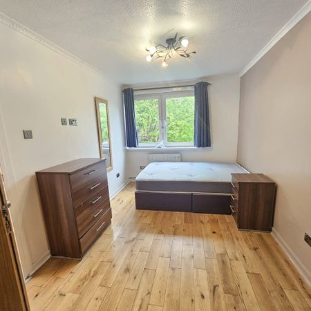 Room in a Shared House, Ericcson Close, SW18 - Photo 3