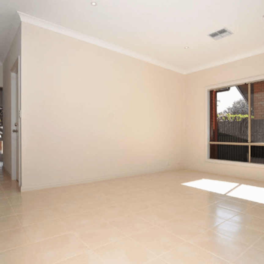 ✨ Stylish Family Living in a Prime Campbelltown Location - Photo 1