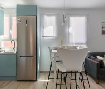 Spacious room with balcony in Madrid - Photo 1