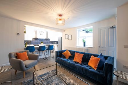 Mordern En-suite near amazon & key employers - Photo 4