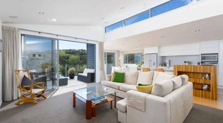 Large family home with bay views - Photo 2