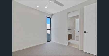 Luxurious Top Floor Unit with Terrace, Ocean Views. Water and Electricity Included! - Photo 4