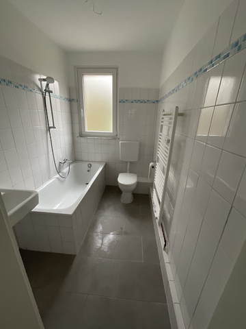 Gemütliche 2-Zimmer-Etagenwohnung in Duisburg  Tageslichtbad mit Badewanne - Photo 4