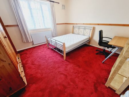 5 Bed Student Accommodation - Photo 3