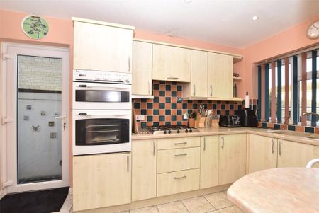 4 bedroom detached house to rent - Photo 5