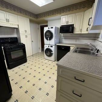 2 bed 1 bath House Upper Floor Burnaby South Close to Metrotown - Photo 1