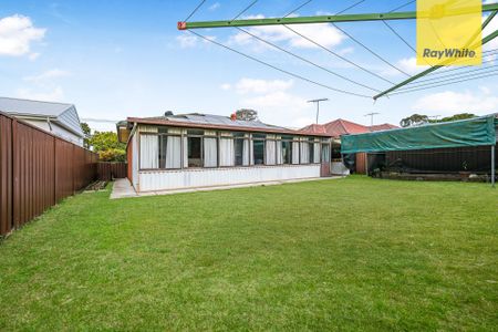 FAMILY HOME IN PRIME LOCATION! - Photo 5