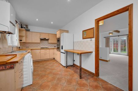 Located in an exclusive Guildford location and close to fantastic riding/walking country, a detached four bedroom property within a short drive from town centre and stations. - Photo 3