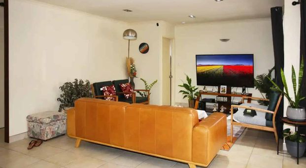 Brick tile 4 bedrooms 2 bathrooms heaps parking available - Photo 1