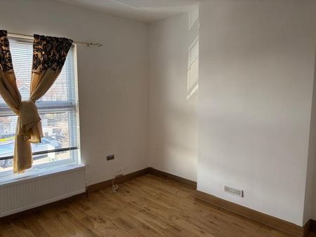 3 bedroom flat to rent - Photo 4