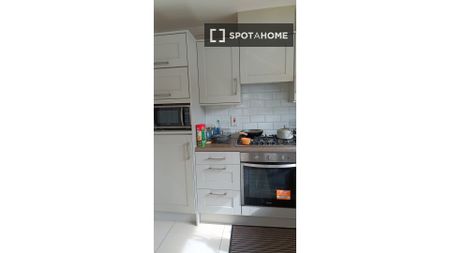 Room for rent in a 4-bedroom house in Killinardan, Dublin - Photo 3