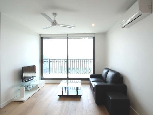 Modern Comfort Awaits: Furnished 2BR Apartment with Parking in North Melbourne! - Photo 1