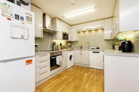 3 bedroom 1 bath close to Seven Sisters Road station with a garden - Photo 3