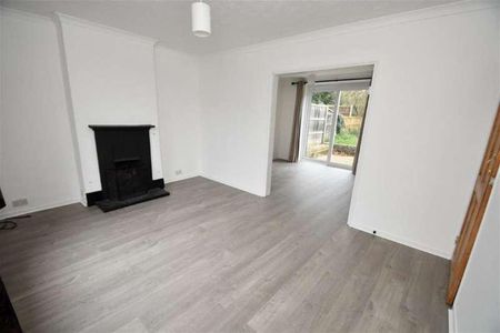 Bedroom Semi-detached House In Farnborough, GU14 - Photo 5