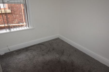 To Let 1 Bed Flat - Photo 2