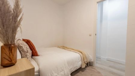 Room in a shared 5-bedroom apartment for rent in Ríos Rosas, Madrid, for professionals and students, only females - Foto 4