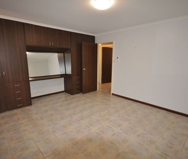 Neat as a pin - Photo 3