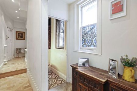Superb two bedroom apartment with fantastic ceiling height and natural light - Photo 4