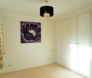 3 bedroom end of terrace house to rent - Photo 2