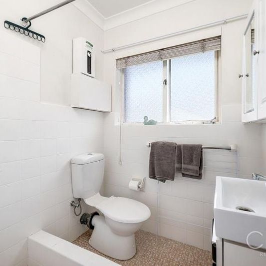 Fully Furnished One Bed Apartment With Parking - Photo 1