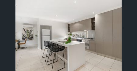 Luxury Villa in the Heart of Nobby Beach - Photo 2