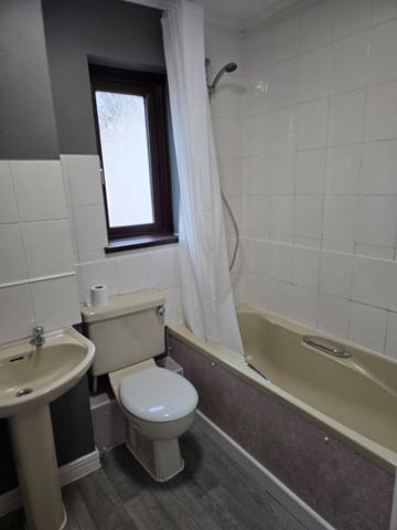 2 bedroom end of terrace house to rent - Photo 3