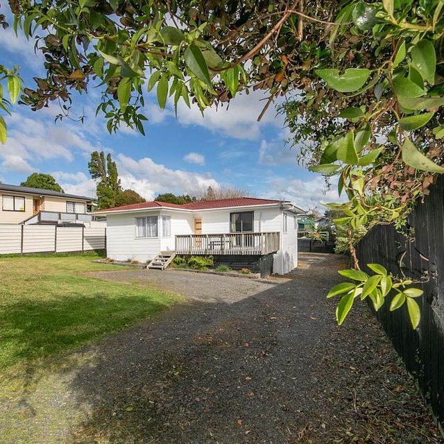 Lovely open plan home bathed in sun - Photo 1