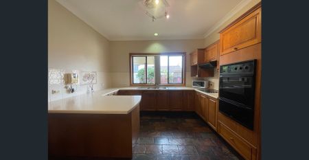 Quiet & Convenient Location - Photo 2