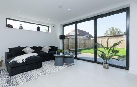 4 bedroom semi-detached house to rent - Photo 4